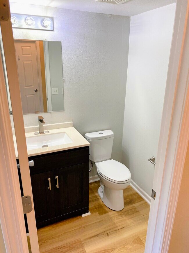 Building Photo - 1106 Fishlock Ave