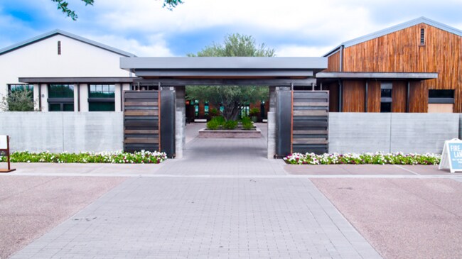 Building Photo - 3Bed/2Bath Home in Scottsdale w/ 2 Car Gar...