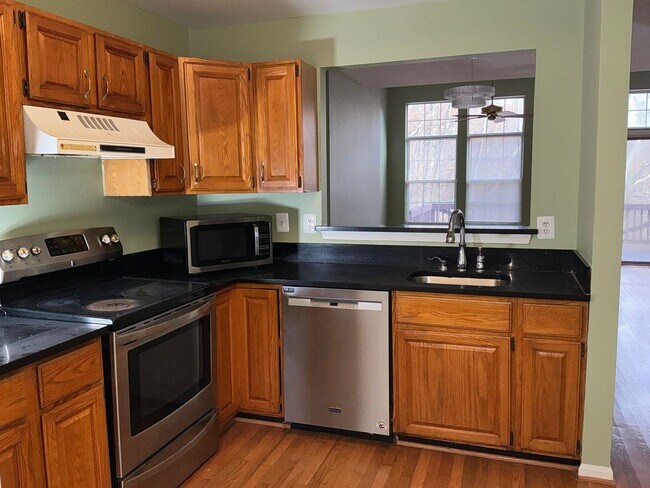 Building Photo - Beautiful 3BR 3.5BA 3 level townhome locat...