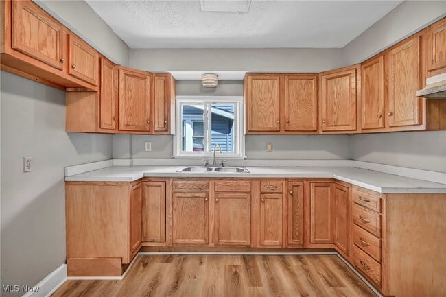 Building Photo - 906 Delia Ave