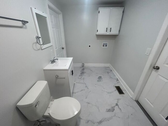 Building Photo - Two Bed/One Bath Renovated Home in Histori...