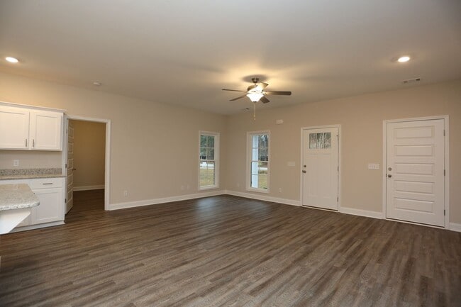 Building Photo - 4 Bedroom Brick House Available TODAY!