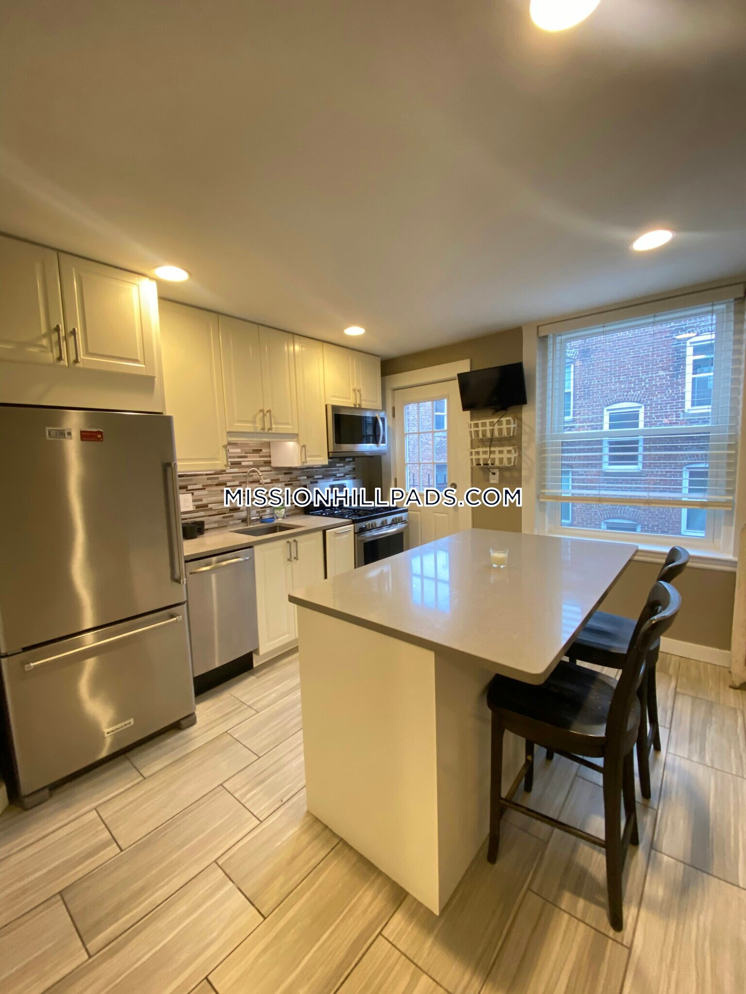 Building Photo - 386 Riverway