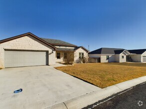 Building Photo - " Charming 3-Bedroom 2 Bathroom"