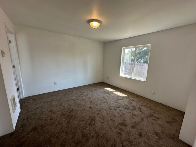 Building Photo - Single Level 3 Bedroom 2 Bath Unit With Ne...