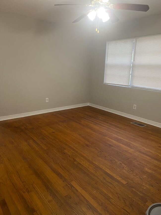 Building Photo - 3 bed 2 bath