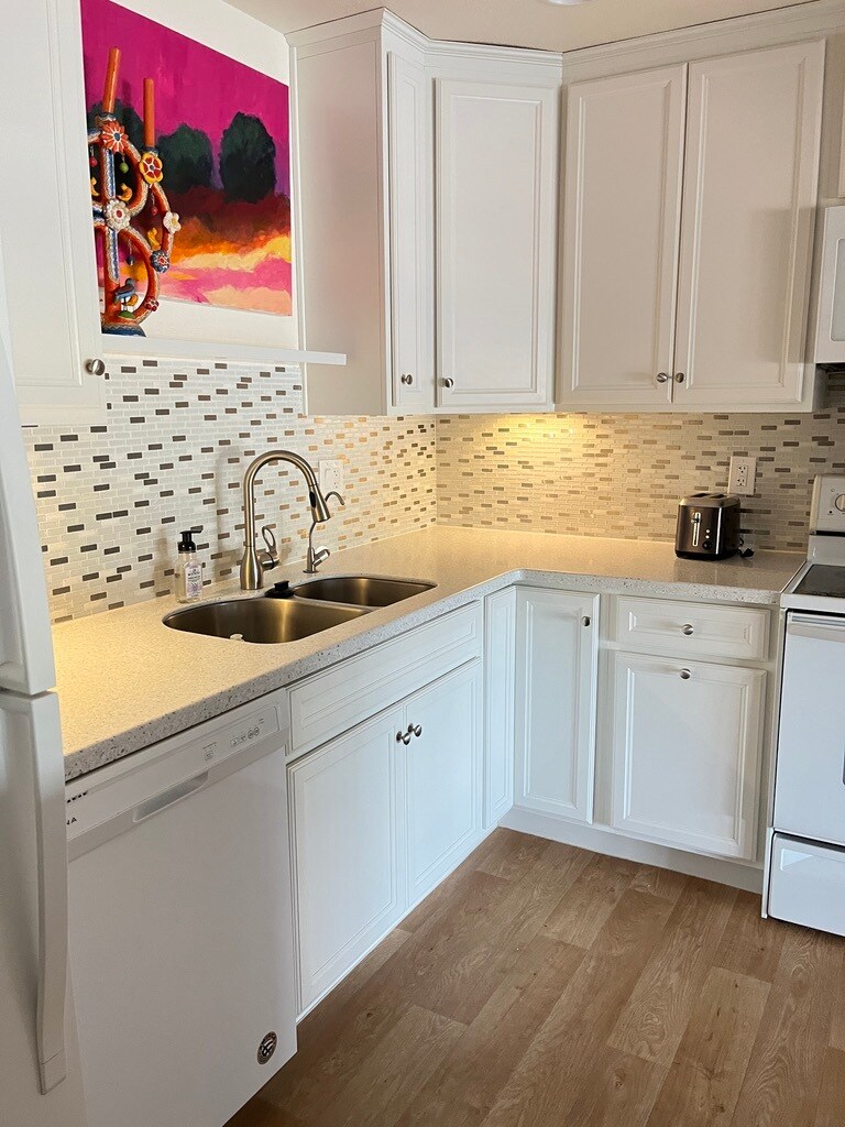 Kitchen - 425 S Parkcrest
