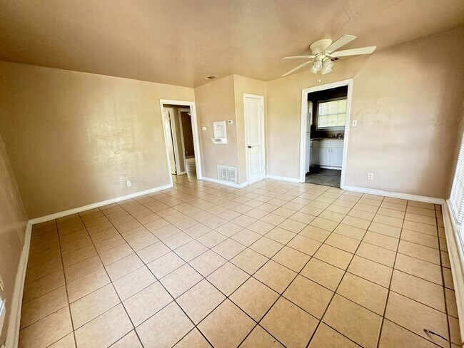 Building Photo - 912-912 Williamson Dr