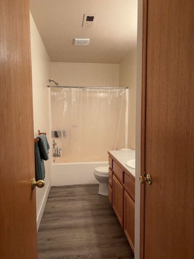 Building Photo - STUDENTS WELCOME! 3 Bed, 2 Bath Duplex in West Fort Collins close to Foothills