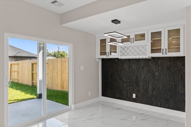 Building Photo - 7925 Colonial Ln