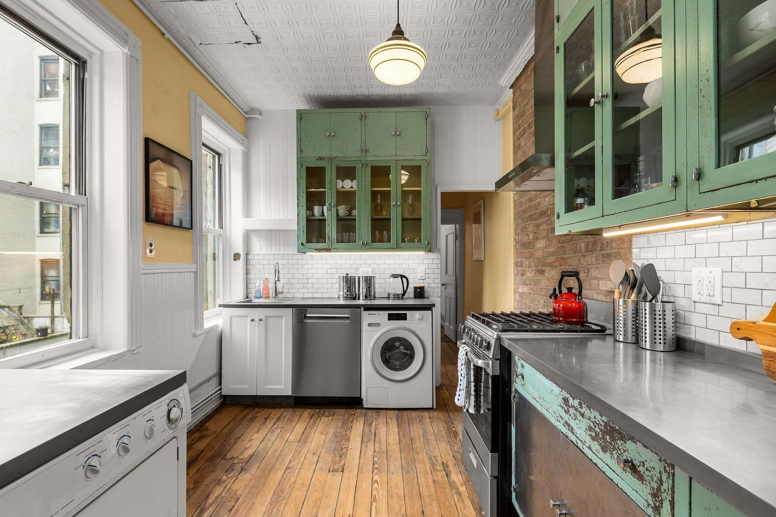 Building Photo - 185 E Broadway