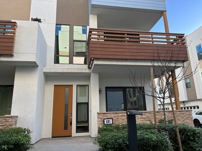 Building Photo - Exclusive Executive Condo in the Heart of ...