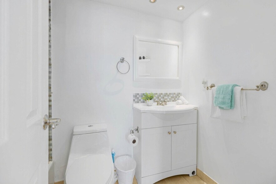 Building Photo - 3801 S Ocean Dr