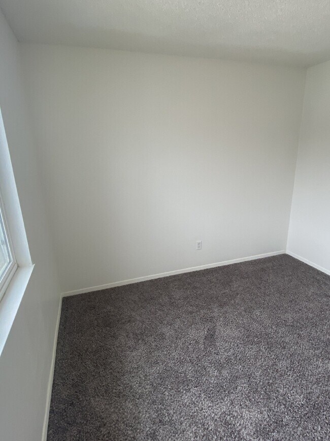 Building Photo - Newly renovated 2 bed/1 bath with views!