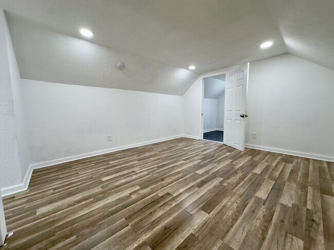 Building Photo - 433 Homer St