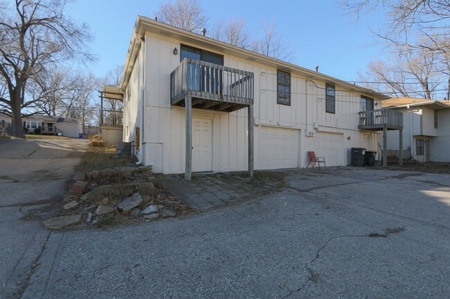 Building Photo - {8515} Walking distance to South Lake Park + 2 Car Attached Garage + Deck!