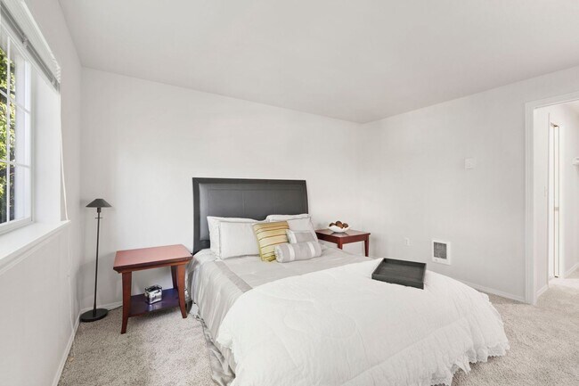 Building Photo - Water’s Edge Townhomes – Luxury Townhomes for Rent in Tacoma