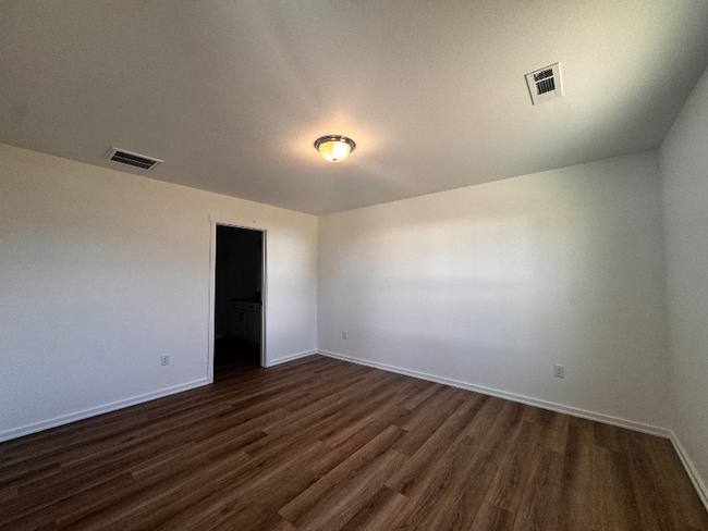 Building Photo - 935 N Labrador Ave