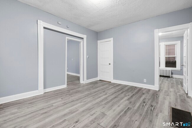 Building Photo - 16 Plaza Ave