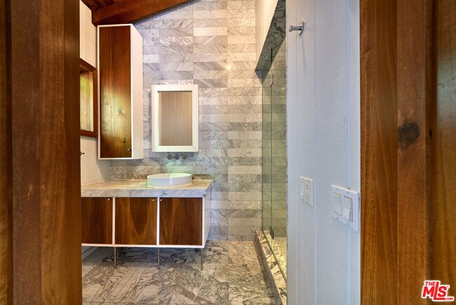 Building Photo - 201 S Larchmont Blvd