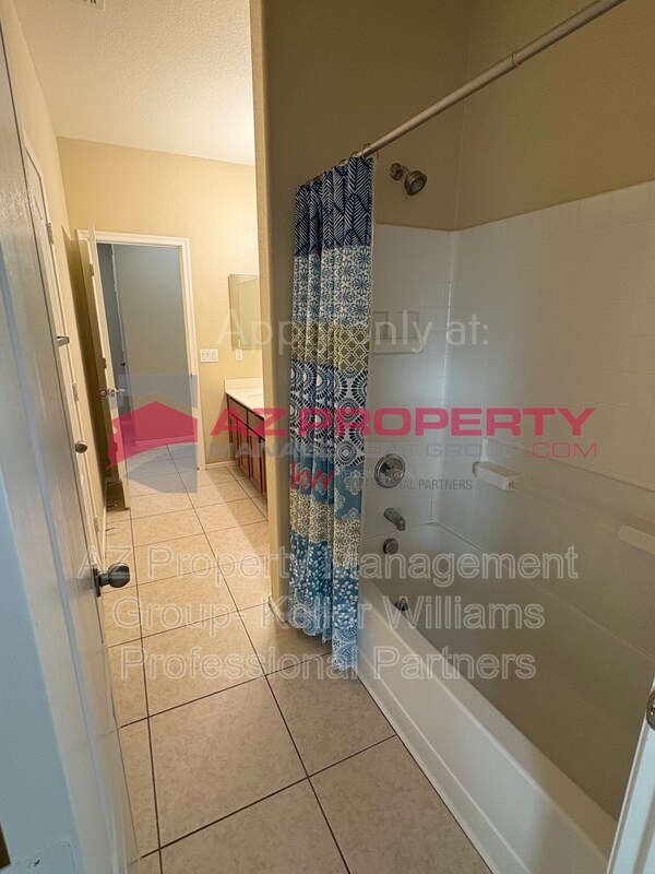 Building Photo - 812 S 178th Ln