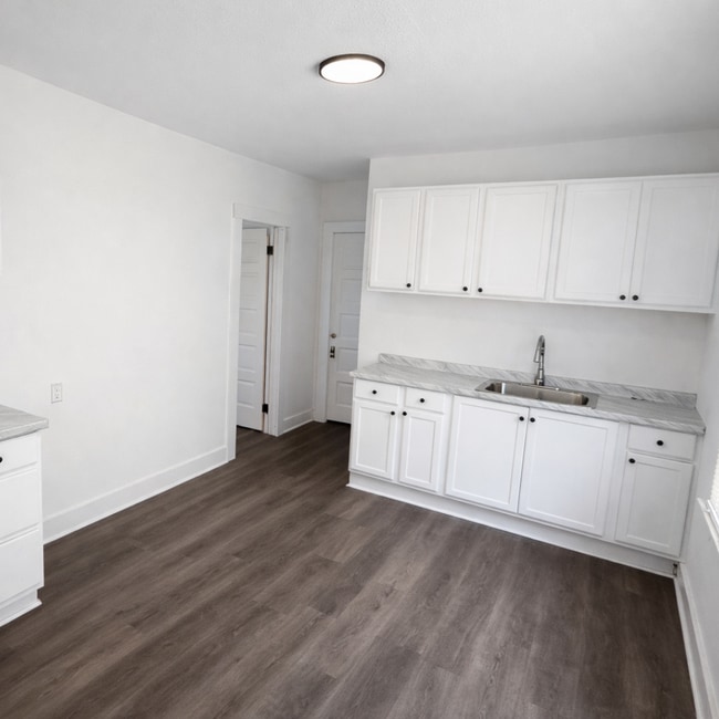 Building Photo - 3866 W 41st St