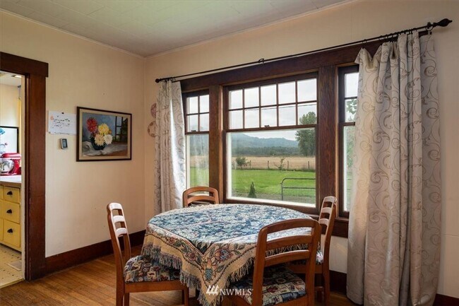 Building Photo - 3 Bedroom 1800 sq ft Cute Farm House with ...