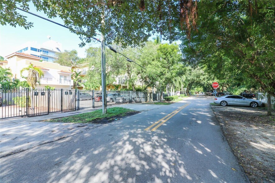 Building Photo - 2947 Coconut Ave