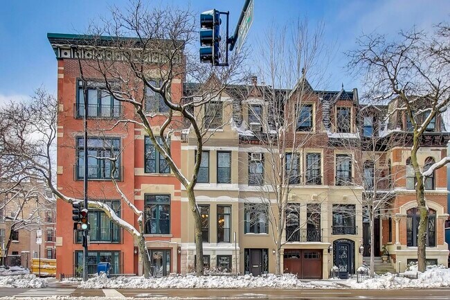 Building Photo - 1402 N La Salle Dr