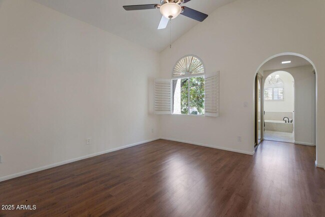 Building Photo - 4020 E Laurel Ln