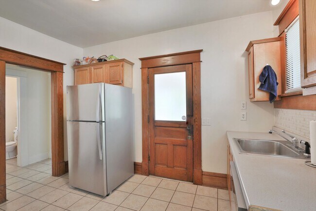 Building Photo - 5 Bedroom Quiet OSU North Campus private home