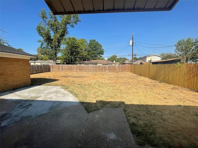 Building Photo - 3 BR/2BA |  Renovated Single Family Home |   2-car garage | Fenced backyard!
