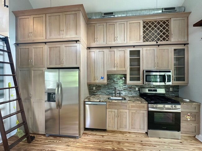 Building Photo - Charming Private Carriage Home in Downtown...