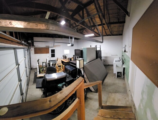 Building Photo - 5 bed 3.5 bath home close to campus!