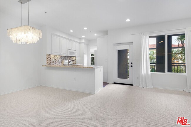 Building Photo - 6020 S Seabluff Dr