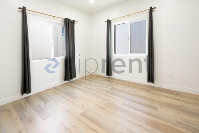 Building Photo - Unit