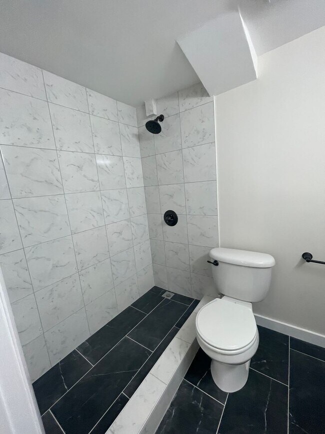 Building Photo - 1036 Seymour Ave