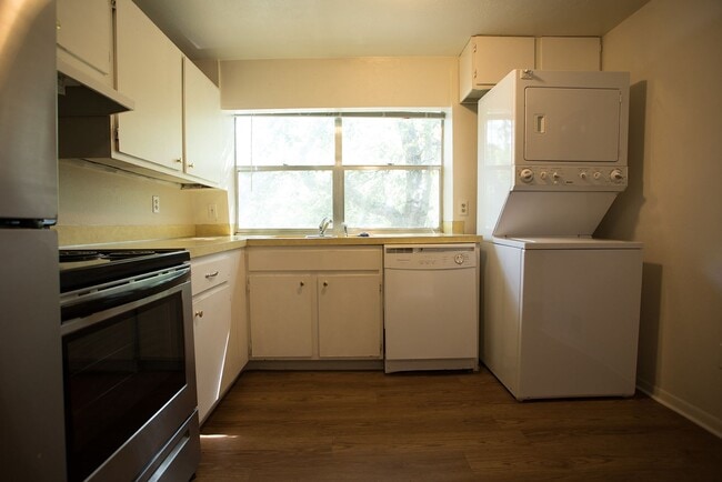 Building Photo - 604 Marine St