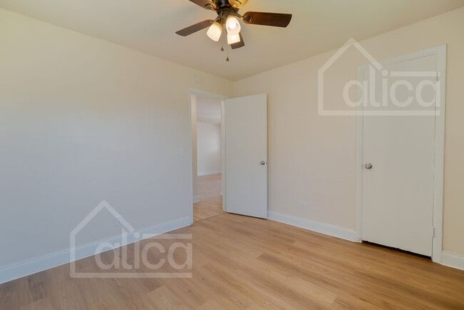 Building Photo - 801 N Sapodilla Ave