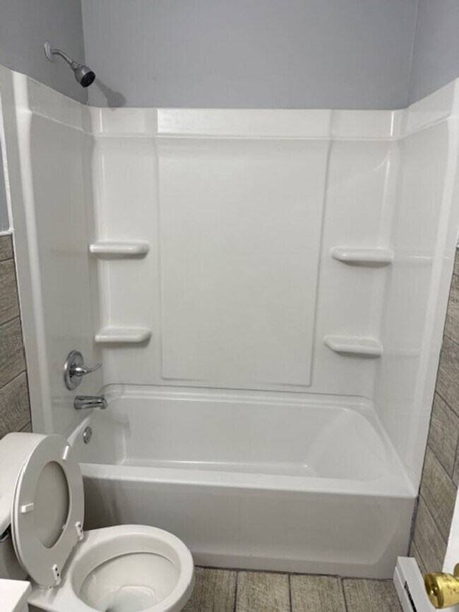 Building Photo - Spacious 2-Bedroom, 1-Bath Unit in Central Norfolk