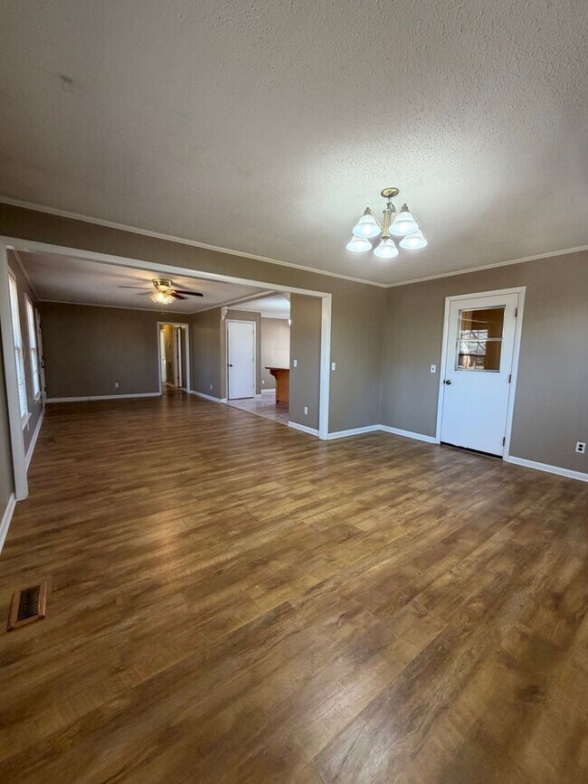 Building Photo - 1,640 Sq Ft | 4 Bed | 2 Bath