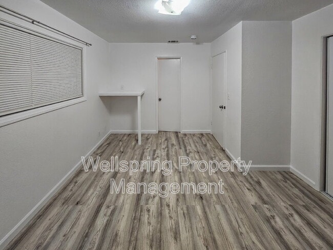 Building Photo - 117 S Silver Ridge St