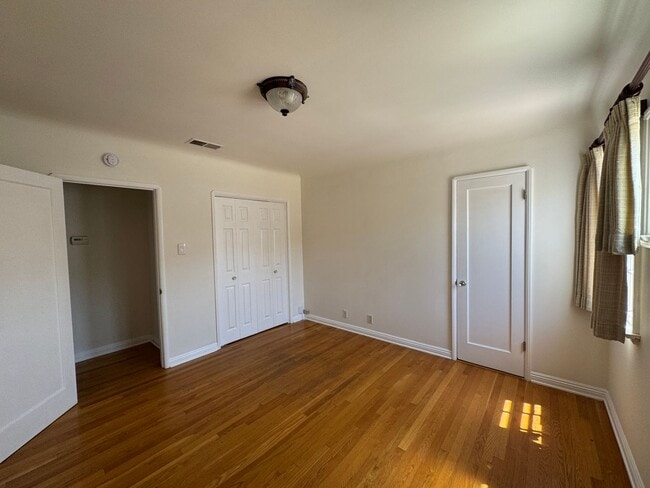 Building Photo - LOVELY 4BD 1,5BA HOME W/Large Backyard