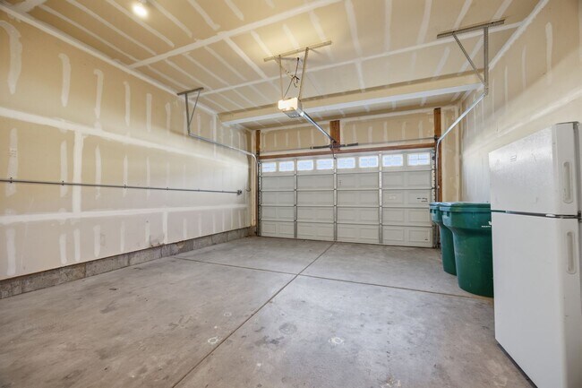 Building Photo - Stunning townhome on Sleepy Ridge