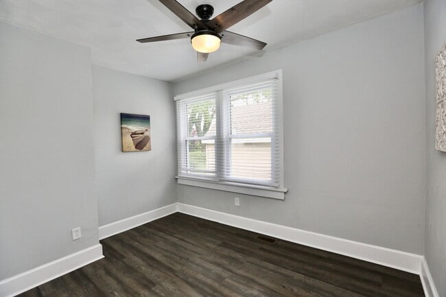Building Photo - Updated & Ready 09-19-25! Pet Friendly - F...