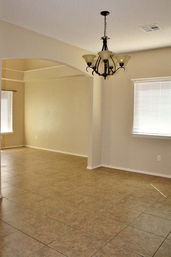 Building Photo - ELEGANT EASTSIDE HOME FOR RENT