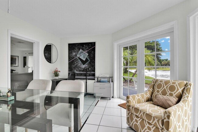 Building Photo - 450 French Royale Cir