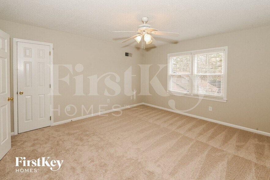 Building Photo - 6831 Van De Rohe Dr