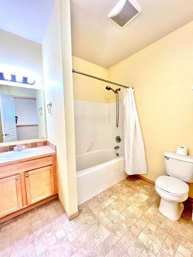 Building Photo - Move-In Ready Puyallup Townhome – Central Location, Easy Commute