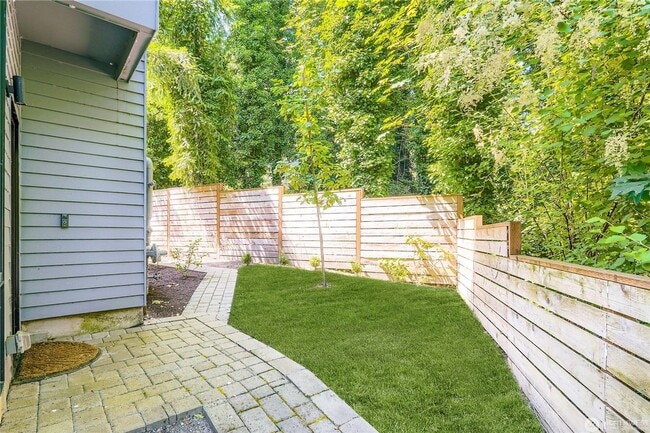 Building Photo - Spacious end-unit 3 bed townhome near Seat...
